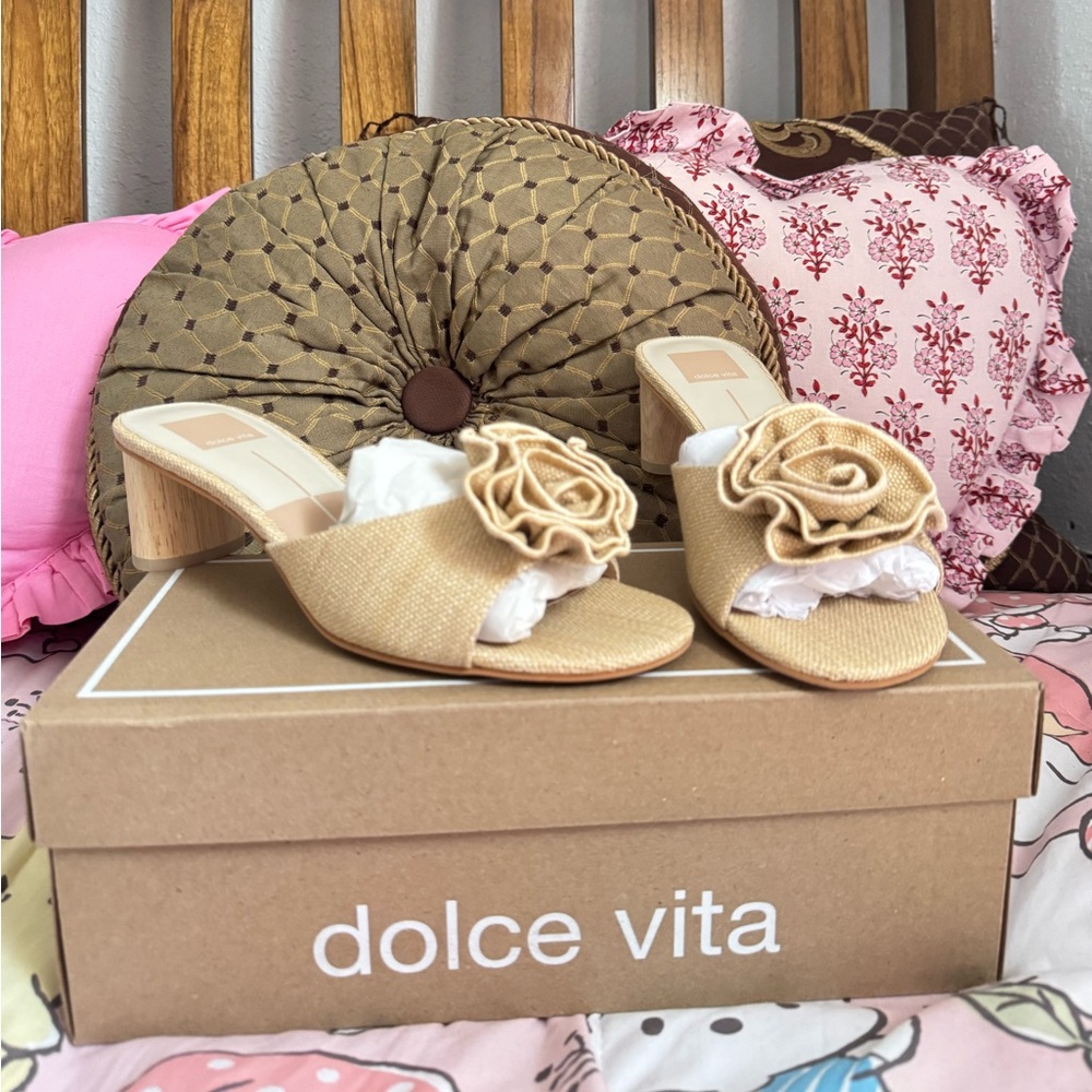 NIB Dolce Vita Darly Natural Raffia Flower Heels Women’s 7.5